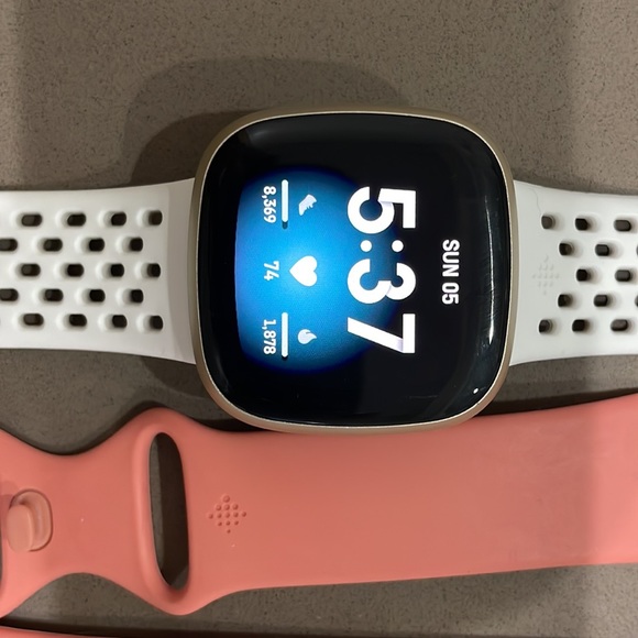 FitBit Versa 3 - Picture 2 of 3